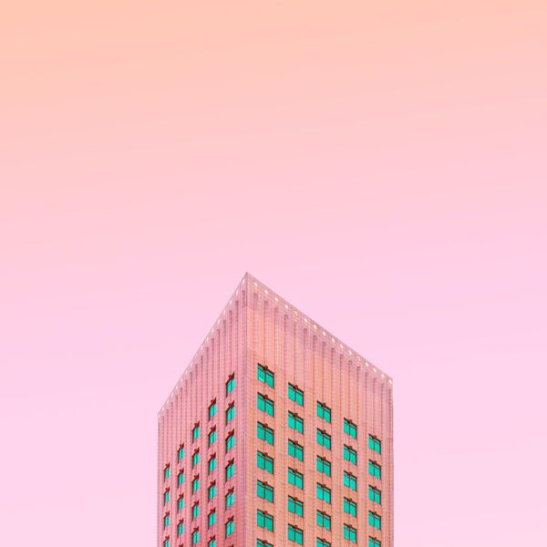 Moderne Architektur vor orangem Himmel